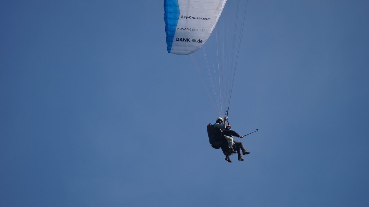 Mit Gleitschirm und&nbsp;Schiff